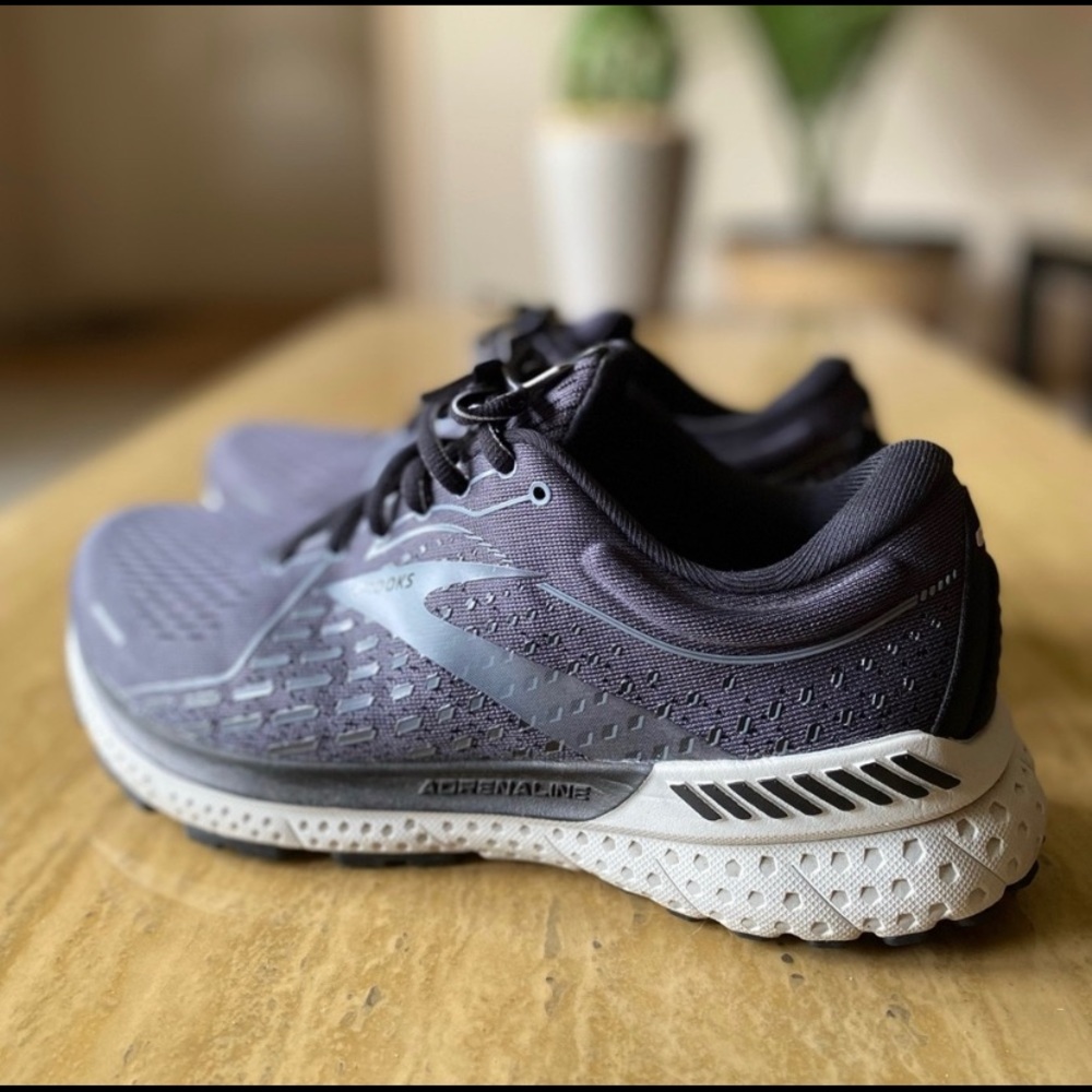 Brooks Adrenaline 21 Size 9 1/2 Wide